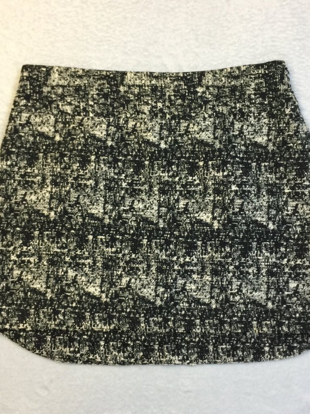 Banana Republic Mini Skirt Sz 12 Womans Black White Abstract Print Hi-Low Lined